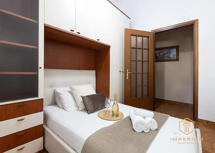 Appartamento Imperium Merulana House - 2 Steps From Colosseum, 3 Bedrooms, A-c Roma